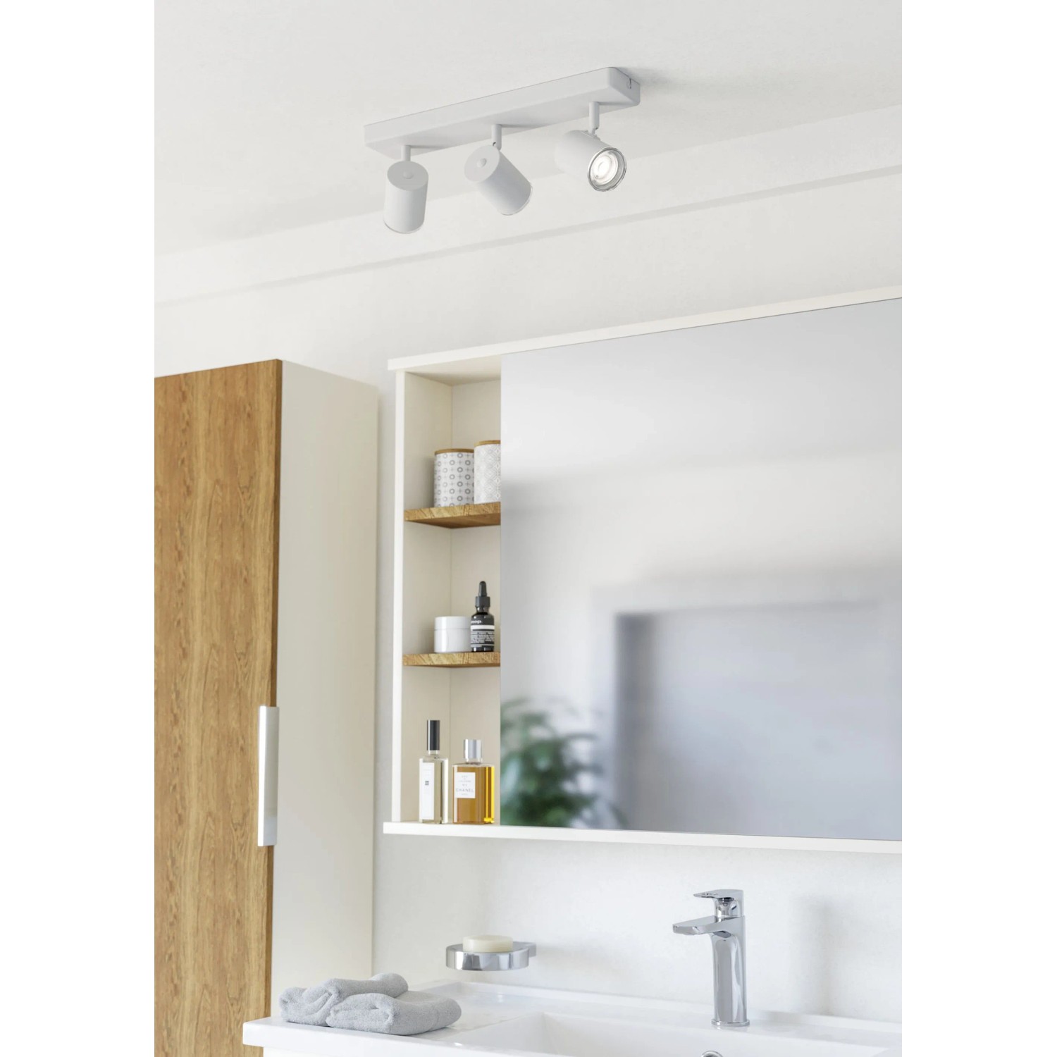Weißer Eglo Consuma 1 Lichtbalken mit 3 schwenkbaren Spots an der Decke eines modernen Badezimmers. IP44 Schutz.