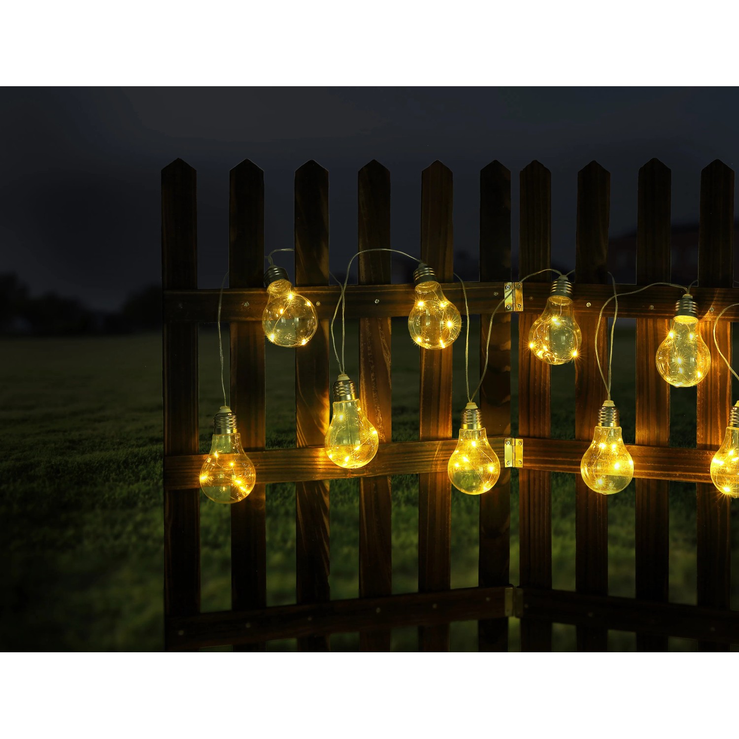 Globo LED-Solarlichterkette in Silber-Grau mit 10 warmweißen Glühbirnen am Holzzaun.