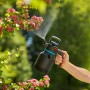 Gardena Drucksprüher 1,25 l in Aktion: Hand sprüht Wasser auf Blumen. Ideal für Garten und Terrasse.