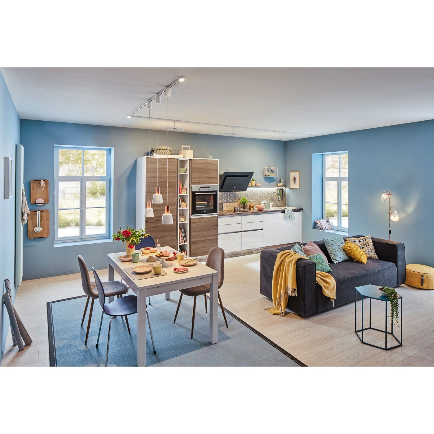 Weißes Paulmann URail Schienensystem mit End-Einspeisung in modernem Wohnraum.