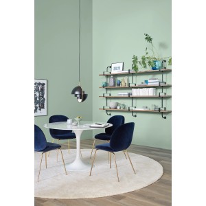 Esszimmer in Spa-Farbe: Wandfarbe Schöner Wohnen Trendfarbe Spa matt. Einrichtung mit Esstisch, Stühlen und Regalen.