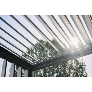 Biohort Pergola in Quarzgrau-Metallic, Lamellen geöffnet, Blick von unten gegen den Himmel.