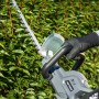 LUX Akku-Heckenschere ZHT737-1V beim Heckenschnitt. Kabellose Heckenschere mit Softgriff.