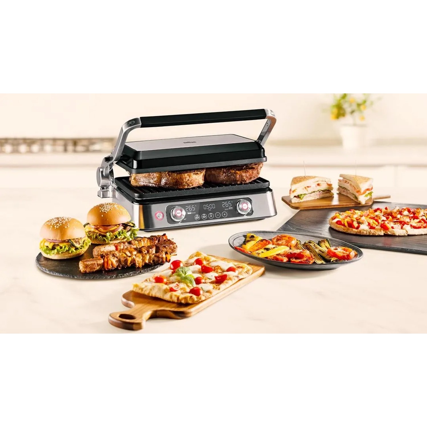 Braun Multigrill 9 Pro Kontaktgrill in Silber mit Speisen wie Burger, Pizza und Fleisch.