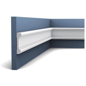Weiße ORAC DECOR DX121 Türumrandung/Sockelleiste (230cm) an blauer Wand.