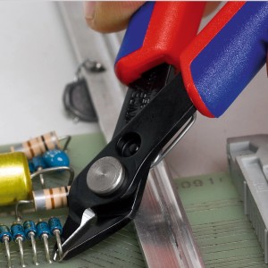 Knipex Electronic Super Knips® XL Zange beim Schneiden eines Drahtes auf einer Platine.