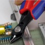 Knipex Electronic Super Knips® XL Zange beim Schneiden eines Drahtes auf einer Platine.