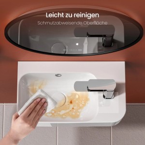 Emke Wandwaschbecken in Hochweiß wird gereinigt. Das Keramikbecken ist rechteckig mit Hahnloch links.