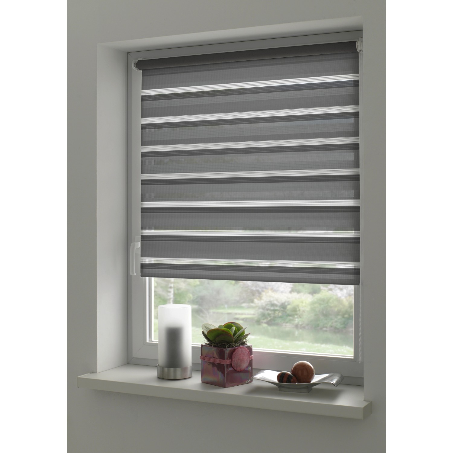 Gardinia Doppelrollo EasyFix, 60x150 cm, anthrazit, am Fenster mit Deko.