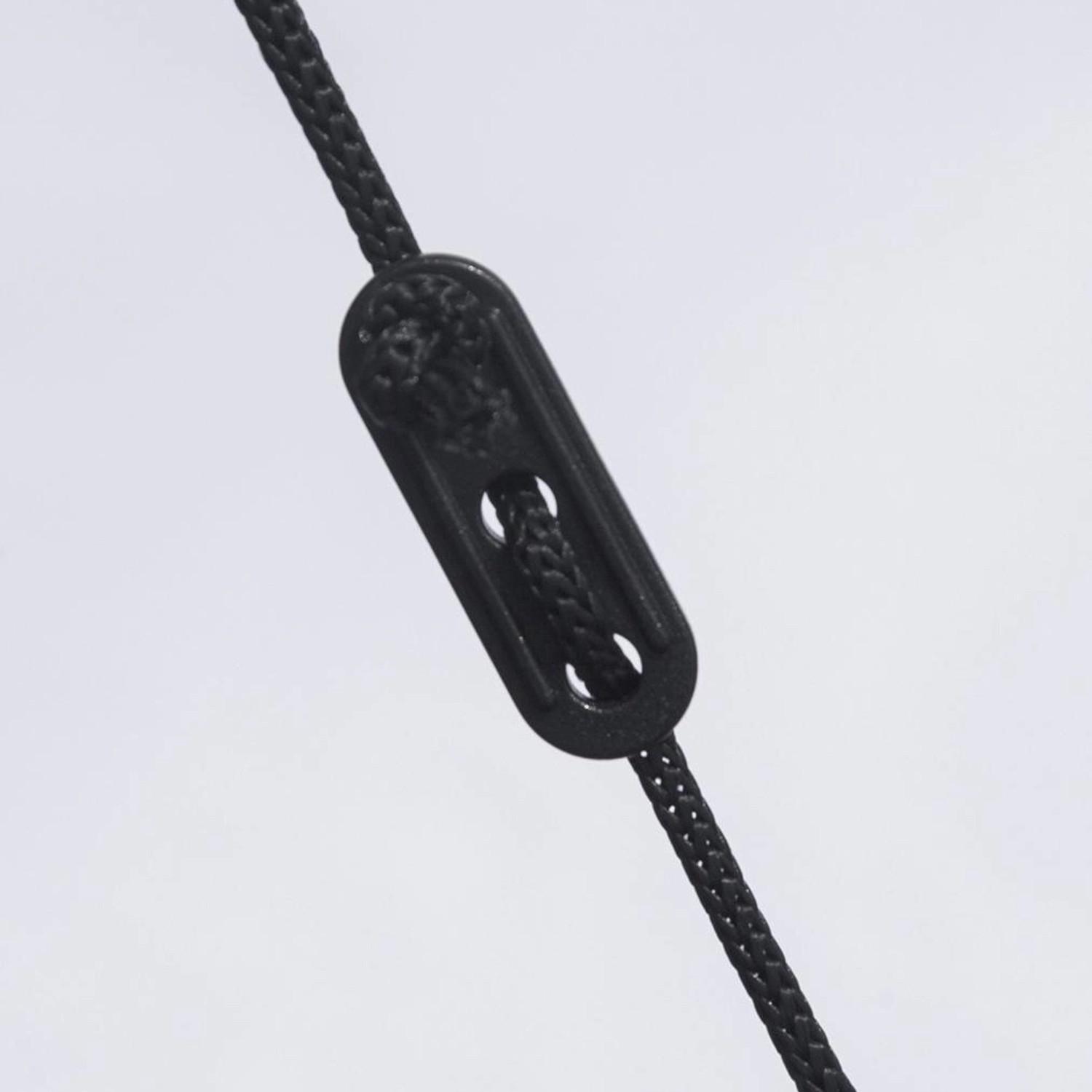 Detailaufnahme: Schwarze Kordel und Verschluss des Bestway Lay-Z-Spa Whirlpool-Pavillons.