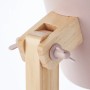 Detailaufnahme der rosa Brilliant Tischleuchte Swivel mit Holzfuß.