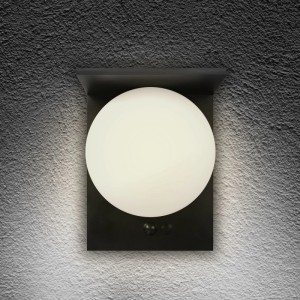 MegaLight Sunball Solar-LED-Wandleuchte mit Sensor, matt-schwarz, leuchtende Kugel an dunkler Wand.