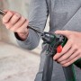 Bosch Akku-Bohrhammer UniversalHammer 18V mit Bohrer im SDS-Bohrfutter.