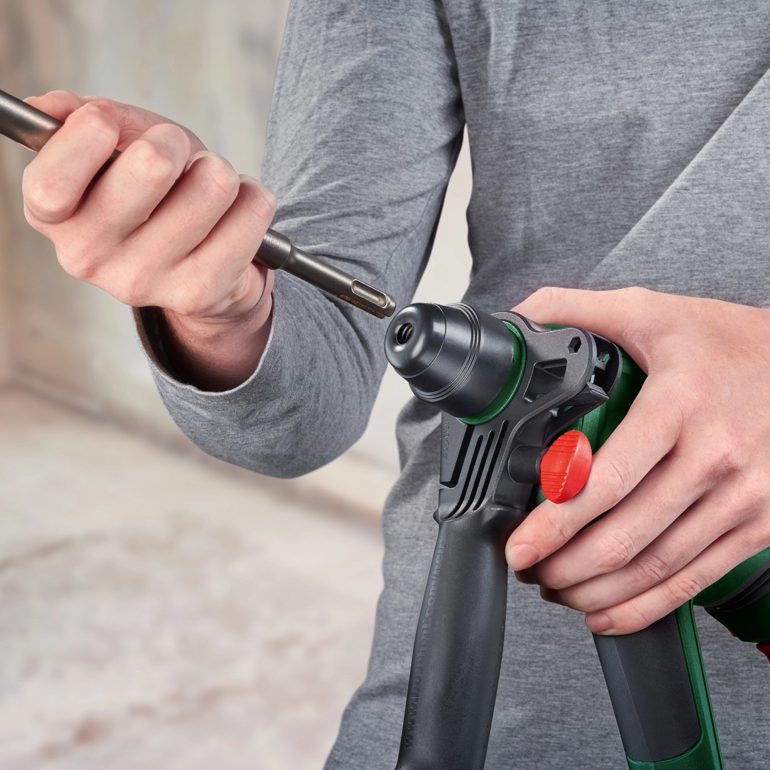 Bosch Akku-Bohrhammer UniversalHammer 18V mit Bohrer im SDS-Bohrfutter.