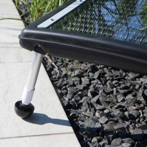 Detailaufnahme Steinbach Solarkollektor Exklusiv Schwarz mit Standfuß auf Steinen.