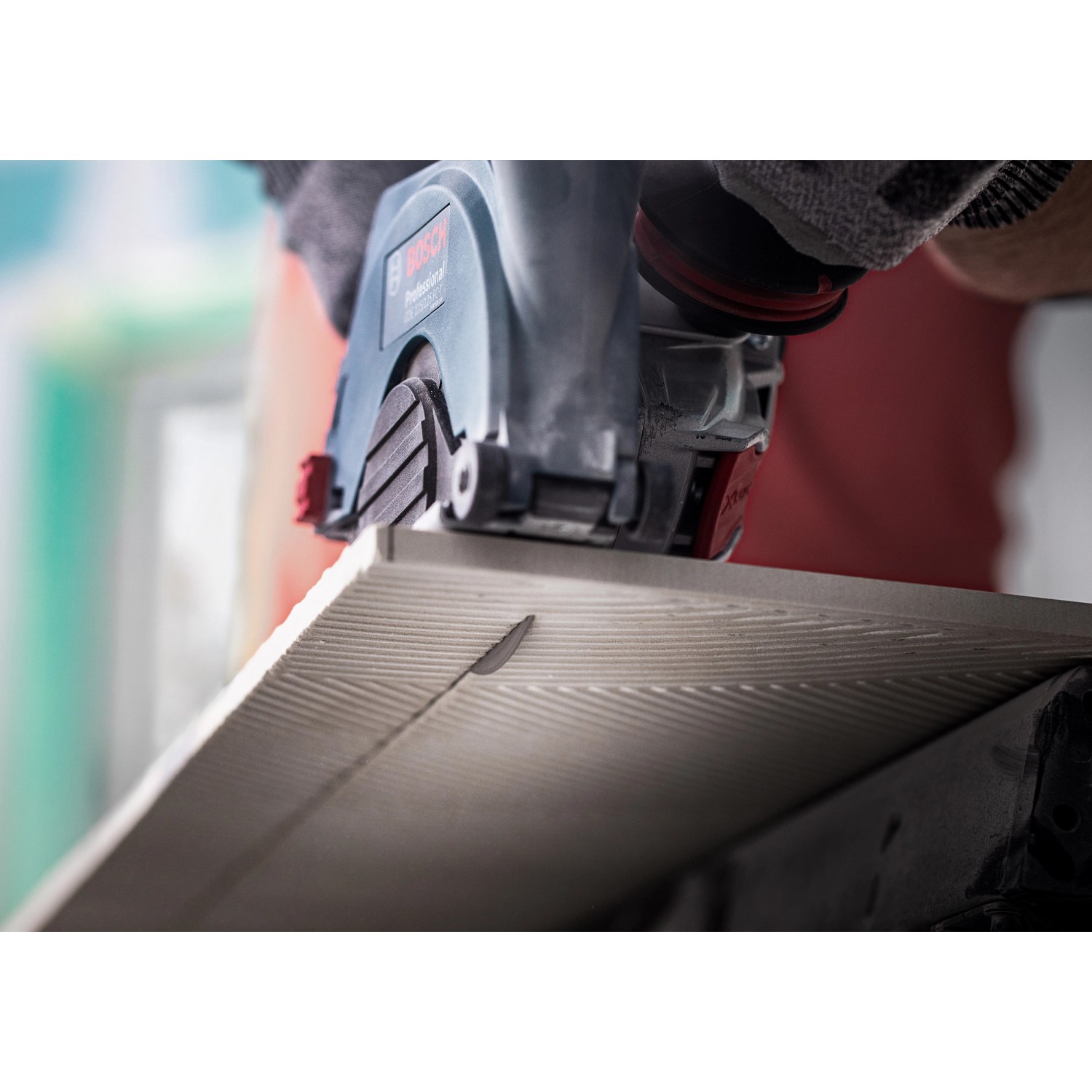 Bosch Expert Diamanttrennscheibe X-Lock schneidet Fliese. Zubehör für Winkelschleifer.