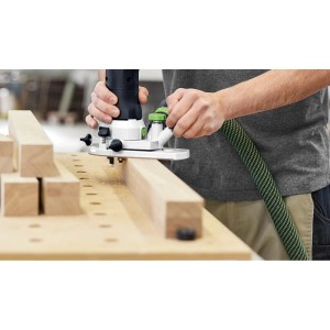 Festool Akku-Kantenfräse MFKC 700 EB-Basic: Mann fräst Holzkante, grüner Absaugschlauch, für präzise Holzbearbeitung.