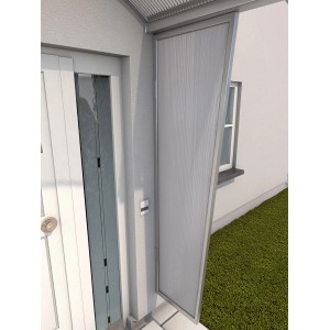 Gutta Seitenblende B1 in Edelstahloptik, 200x60x45cm, als Wind- und Wetterschutz für Vordächer.