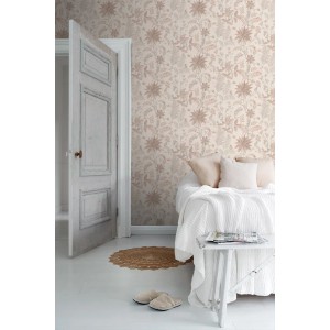 Sanders & Sanders Vliestapete mit tropischen Blättern in Terrakotta und Beige, angebracht im Schlafzimmer. Dekorative Wand.