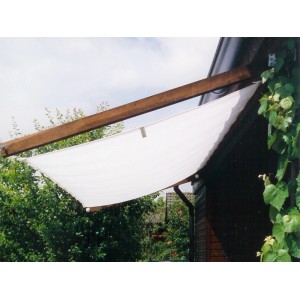 Floracord Vierecksonnensegel in Elfenbein, 330x200 cm, montiert an einer Hauswand.