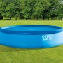 Intex Solarplane für Easy & Frame Pool Ø 488 cm auf Rasen, blaue Poolabdeckung.