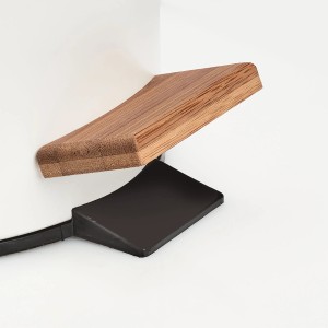 Detailaufnahme: Weißer Zeller Kosmetikeimer mit Bambusdeckel und schwarzem Pedal.