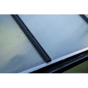 Detailaufnahme: Halls Montageleisten-Set Icon 6, schwarz, für Stegdoppelplatten im Gewächshaus.