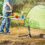 LUX Multifunktionstisch Comfort im Einsatz beim Camping mit Zelt, Geschirr und Lampe.