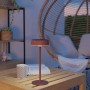Rote EGLO LED Solar Tischleuchte SIMERI mit Touchdimmer auf Holztisch. Solar-Deko für Balkon und Terrasse.
