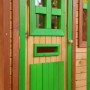 Detailansicht des Axi Tom Spielhauses: Holztür mit grünen Akzenten und Fenstern.