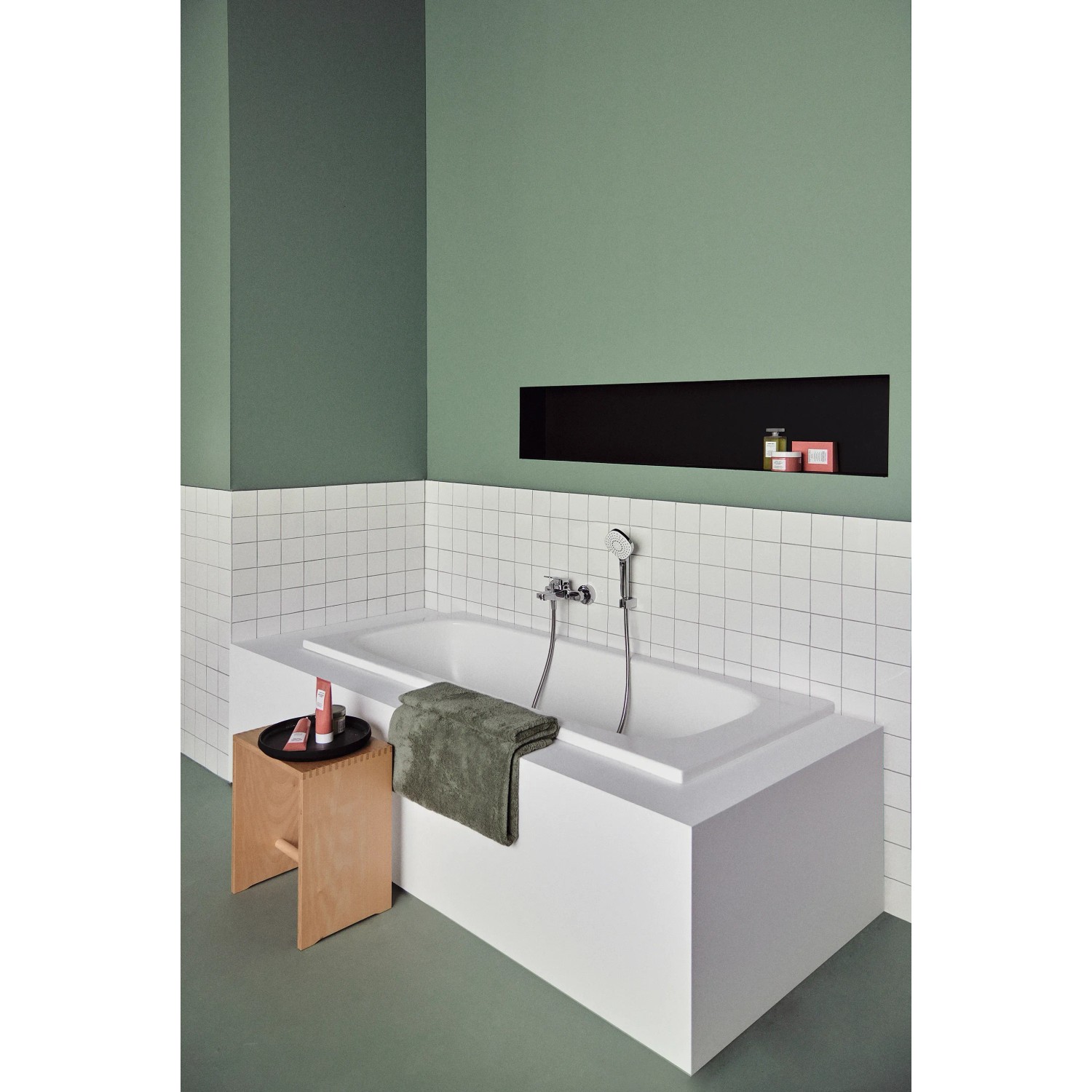 Aufputz Badewannenarmatur Ceraplan Chrom von Ideal Standard im modernen Badezimmer.