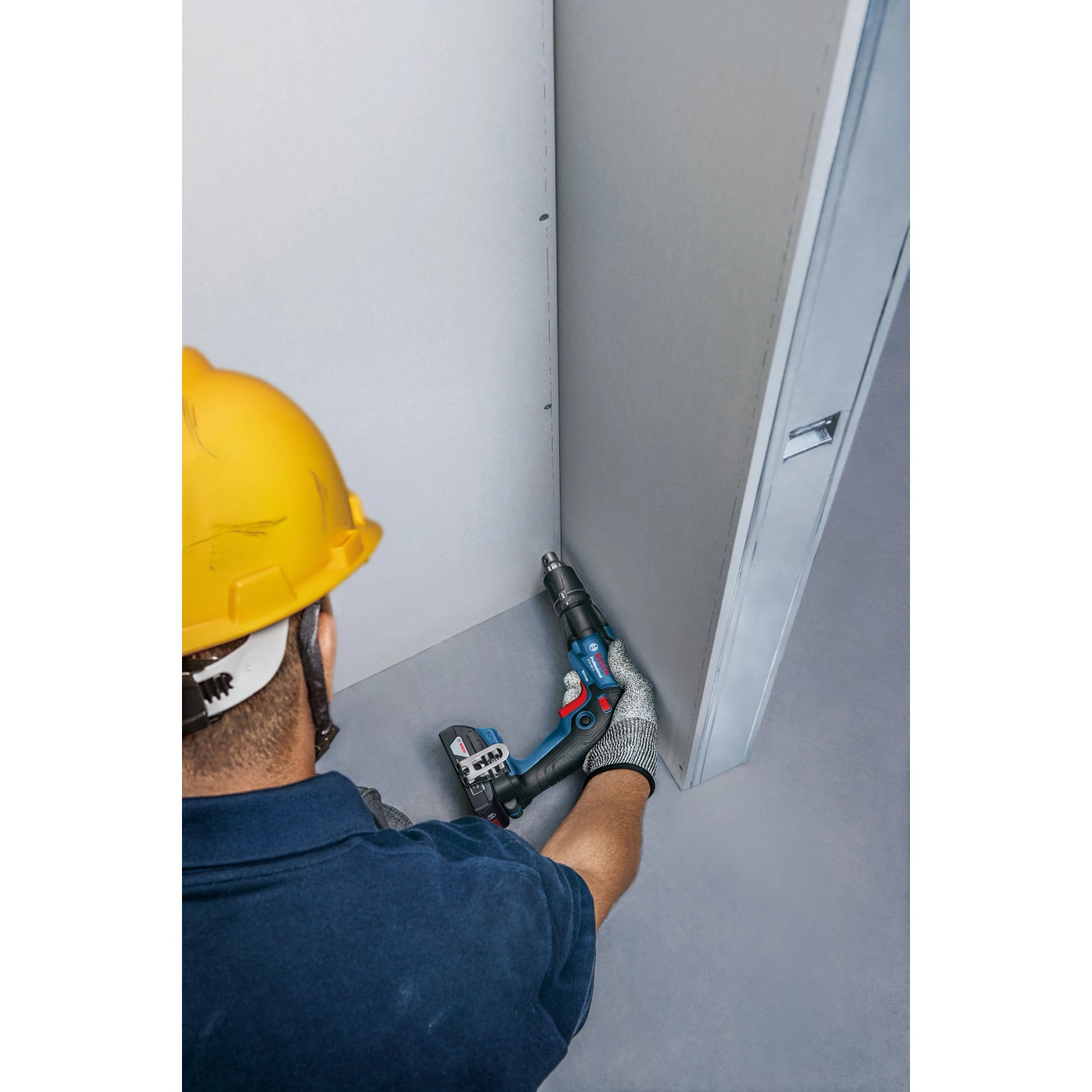 Bosch Professional Akku-Trockenbauschrauber GTB 18V-45 im Einsatz beim Schrauben in Trockenbauwand.