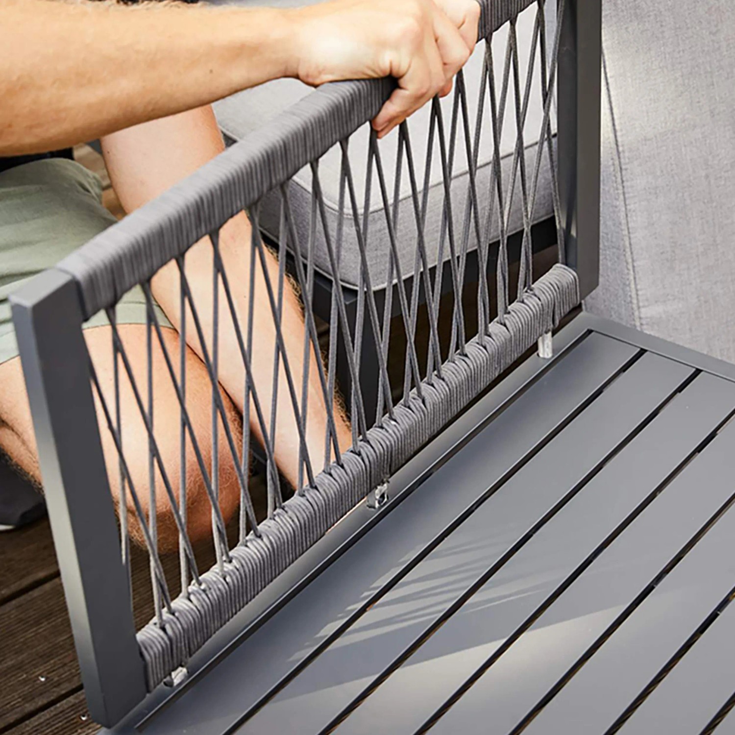 Detailaufnahme: Anthrazitfarbenes Lounge-Set Willa aus Aluminium mit Seilbespannung.