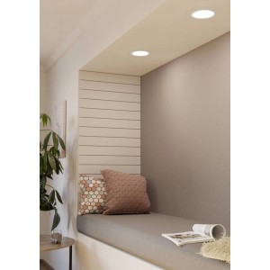 Zwei weiße Eglo LED-Einbauspots Fueva 5, 16,6 cm, 4.000K in einer Leseecke.