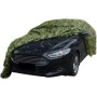 Grünes Tarnnetz 3x4 m aus Polyester, bedeckt ein Auto. Ideal als Abdeckmaterial für Fahrzeuge.