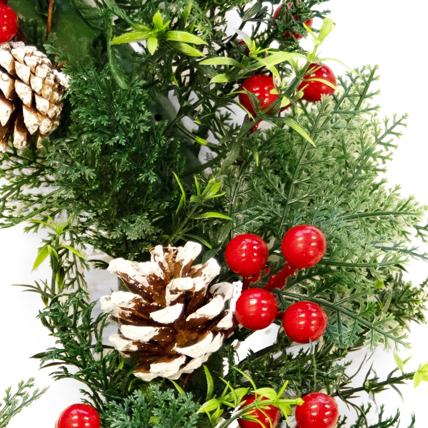 Detailansicht: KARAT Weihnachtskranz Pinecone mit Tannenzapfen und roten Beeren, Durchmesser 42cm.