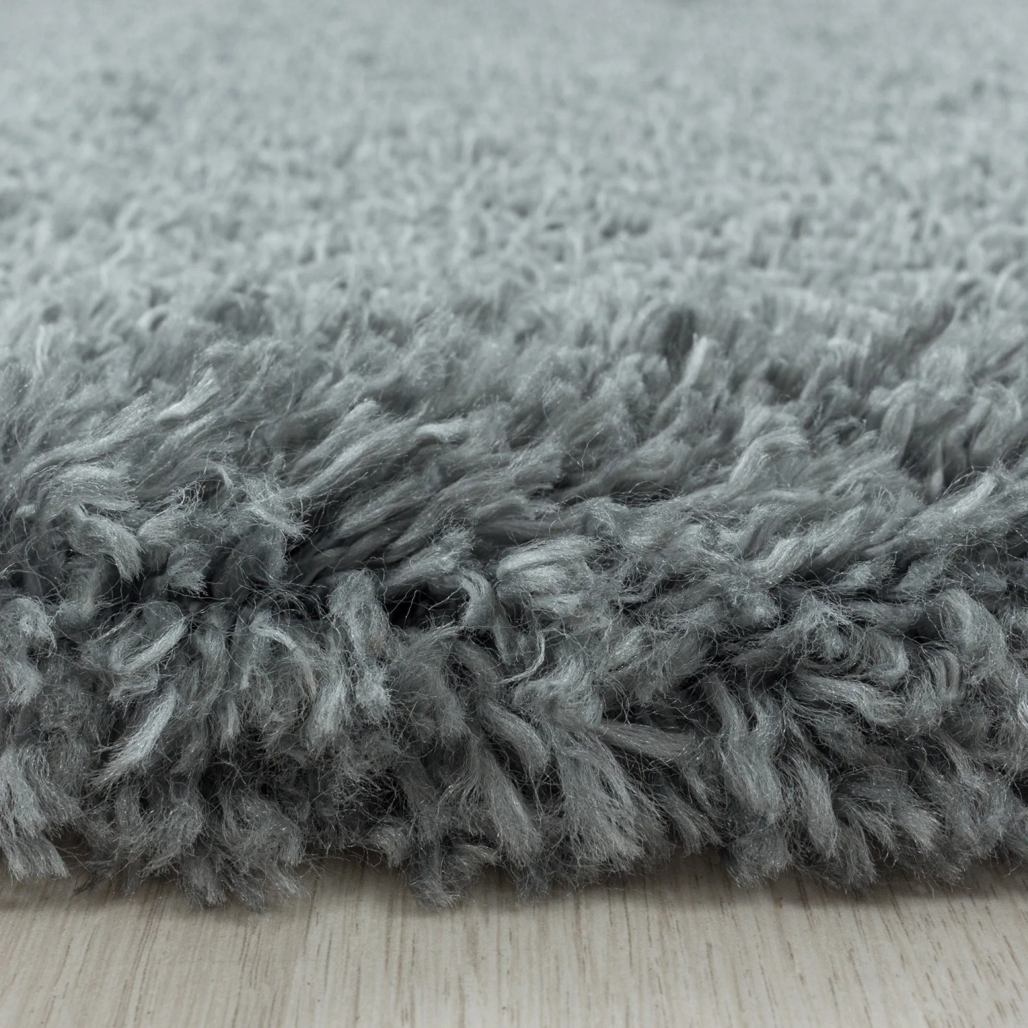 Detailansicht: Ayyildiz Hochflorteppich Fluffy 3500, hellgrau, weicher Flor.