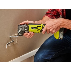 Ryobi Akku-Multitool One+ R18MT-0 im Einsatz beim Schneiden eines Rohrs in einer Wand.