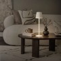 Weiße, dimmbare ML-Design LED Tischlampe kabellos, Ø10x36 cm, auf Tisch mit Deko.