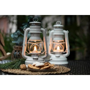 Feuerhand Sturmlaterne Baby Special Softbeige, zwei Laternen mit brennender Flamme.