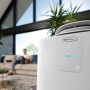 Weißes, mobiles De'Longhi Klimagerät PAC-AP140i im Wohnraum.