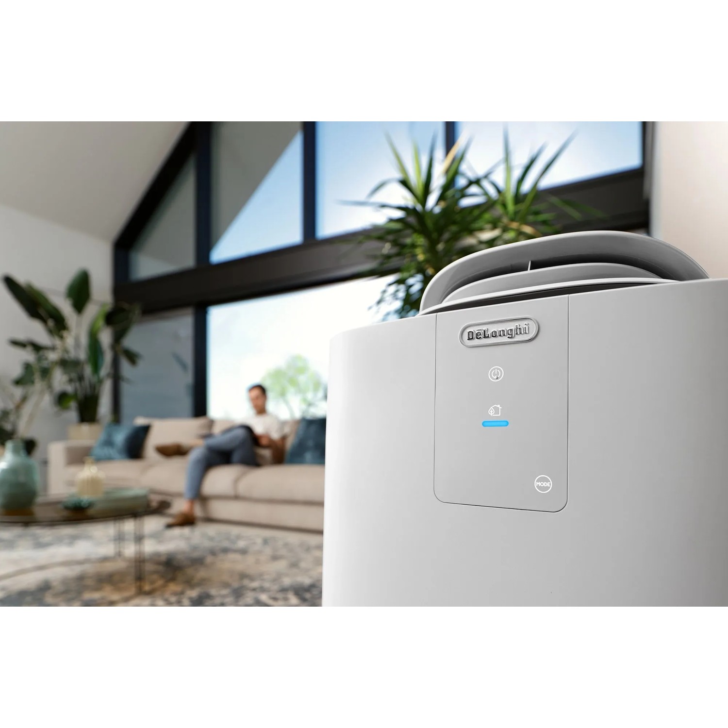 Weißes, mobiles De'Longhi Klimagerät PAC-AP140i im Wohnraum.