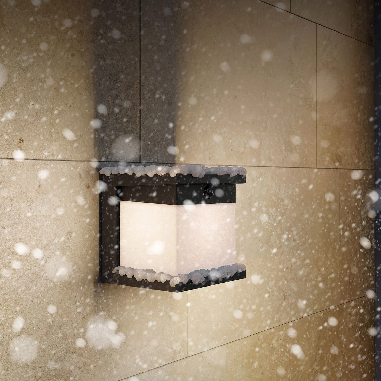 Schwarze Philips Solar-Außenwandleuchte Diara an einer Wand mit Schnee.