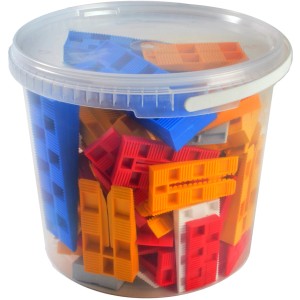 GS Terrassen Justierkeil-Set, 120 Keile in verschiedenen Farben und Größen im transparenten Eimer.