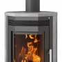 Justus Kaminofen Usedom 5, gussgrau mit Speckstein, 5 kW, Holzfach und brennendem Feuer.