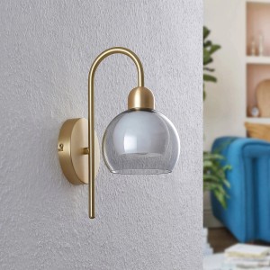 Goldene Lucande Wandleuchte Mylah im Retro-Stil mit Rauchglas-Schirm für Wohnzimmer.