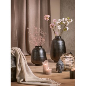 Zen Deko: Schwarze Laterne (22,5 cm) aus Schilf und Eisen, kombiniert mit Vasen, Kerzen und Buddha-Kopf.