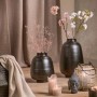 Zen Deko: Schwarze Laterne (22,5 cm) aus Schilf und Eisen, kombiniert mit Vasen, Kerzen und Buddha-Kopf.