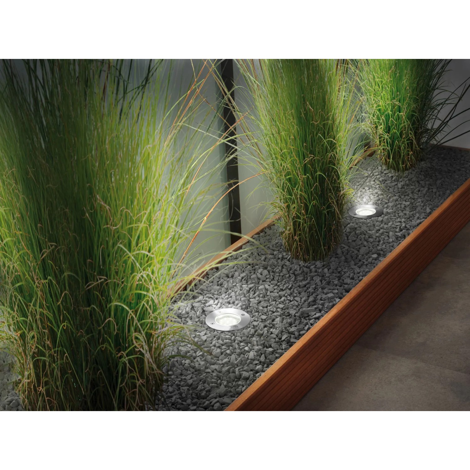 Paulmann Outdoor Bodenstrahler Set, silber, mit warmweißem Licht im Garten.