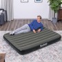 Bestway TriTech Luftbett, Einzelbett (185x76x25cm) mit Person im Wohnraum.